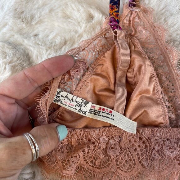 Intimately FREE PEOPLE Pink & Purple Floral Lacey Bra Sz SP - Picture 3 of 4